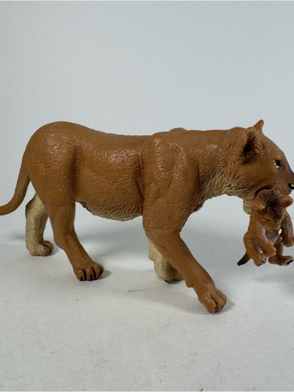 Safari LTD Figure Lioness With Cub Lion Mom Baby 2007 Animal Figure 5.75" Toy